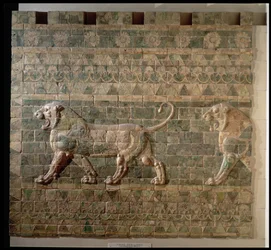 00351 Friso de leones del palacio de Darío el Grande (548-486 a. C.) en Susa, Irán, período aqueménida, hacia 500 a. C.