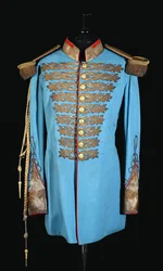 Un uniforme de corte persa de paño de lana azul polvo bordado con hilo dorado, charreteras de oro dorado, forrado en satén escarlata