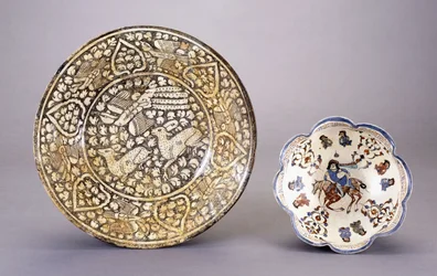 Un plato de cerámica de Sultanabad, que representa dos ciervos sentados entre densos motivos de hojas, siglo XIV
