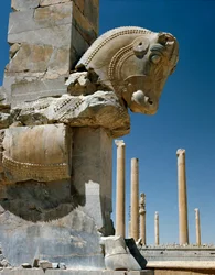 Capitel de columna en forma de toro aqueménida, siglo VI a.C.