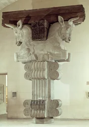 Capitel en estilo persa de una columna en la Apadana, del Palacio de Darío el Grande en Susa, Irán, c.500 a.C.
