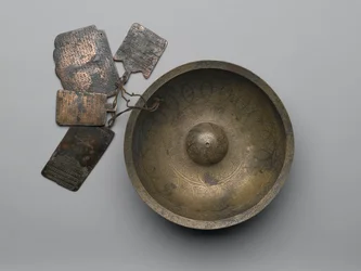 Cuenco de adivinación Chihil Kilid con inscripciones, signos del zodiaco y cuatro plaquetas, 1679