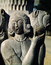 (detalle) de una figura sosteniendo un león, Dinastía Safávida (piedra)
