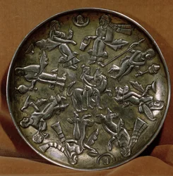 Plato con decoración en relieve que representa a la diosa Anahita rodeada de ocho figuras femeninas