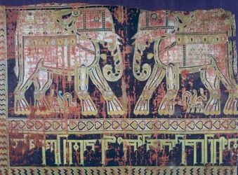 Elefantes e inscripción del general turco Abu Mansur Bukhtegin, tela de seda hecha en Irán en el siglo X, detalle