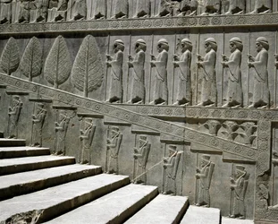 Guardias de Susa y Persia. Relieves de la escalera oriental de la Apadana, siglo VI a. C.