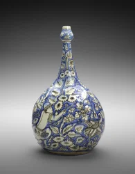 Botella lobulada con figura y flores, mediados del siglo XVII