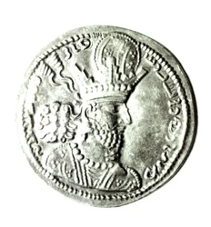Anverso de una moneda que representa el perfil de Shapur II, Sasánida