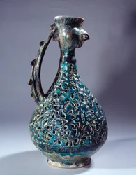 Arte persa: cerámica aguamarina con cabeza de gallo y decoraciones inspiradas en el árbol Waq Waq. De Kashan. Siglo XIII. París, Museo del Louvre