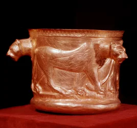 Arte persa: copa de oro decorada con tres leones. De Kalardasht. Siglo IX d.C. Teherán, museo arqueológico
