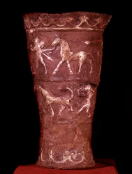 Arte persa: copa de plata incrustada con oro de Hassanlu, siglo IX a.C. Escenas de batalla en la parte superior y escenas de caza en la parte inferior. Teherán, museo arqueológico