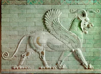 Período persa rouenide (Irán): bajorrelieve en ladrillo esmaltado que representa un grifo. Del Palacio de Darío I (550-486 a.C.), rey de Persia en Susa. 510 a.C. París, Museo del Louvre