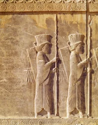Relieve que representa a dos arqueros y una inscripción persa antigua, de la escalera del Palacio de Darío, Periodo Aqueménida, siglos VI-V a.C.