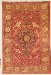 Alfombra decorada con escenas de animales luchando