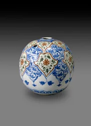 Cuenco de pipa Kahlian esférico, probablemente hecho en Kerman, Irán, finales del siglo XVII o principios del XVIII