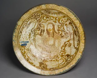 Plato de pasta de piedra decorado en lustre dorado, de Kashan, Irán, principios del siglo XIII