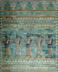 El friso de los arqueros, del palacio de Darío I, rey de Persia, en Susa, siglo VI a. C. Parte inferior de un relieve de ladrillos esmaltados. 510 a. C. París, Museo del Louvre.