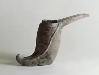 Recipiente en forma de bota, de Kaluraz, Gilan, Irán, c. primer milenio a.C. (arcilla)