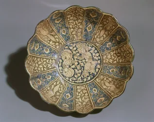 Cuenco de loza blanca pintado bajo cubierta en negro y azul con figuras de mongoles