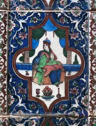 Mujer sentada, azulejo cerámico pintado, civilización persa
