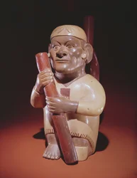 Hombre sentado con una pierna, Cultura Mochica (barro)