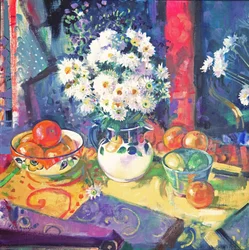 Flores y frutas en un cuenco verde