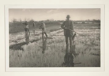 Hombres cazando en un pantano