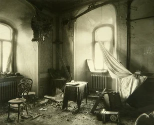 Revolución Rusa de 1917: Interior del Monasterio Chudov en el Kremlin de Moscú después del bombardeo de noviembre de 1917. Fotografía de Pyotr Petrovich Pavlov (1860-1925)