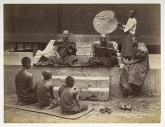 Sacerdotes birmanos (Poongees), de Views of Burma