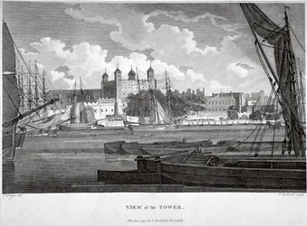 Vista de la Torre de Londres con barcos en el río Támesis