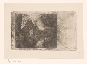 Casa de madera y árboles junto a una acequia