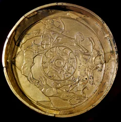 Arte fenicio: plato de oro decora escena de caza real. De Ras Shamra (Ugarit) siglo XIV a.C. Diámetro 19 cm París, Museo del Louvre
