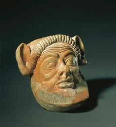 Arte fenicio: máscara de terracota que representa a un fauno. De Ibiza, España. Siglo III a.C. Madrid, Museo Arqueológico Nacional