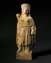 Arte fenicio: estatuilla de terracota que representa a la divinidad Tanit. Siglos III-II a.C. Madrid, Museo Arqueológico Nacional