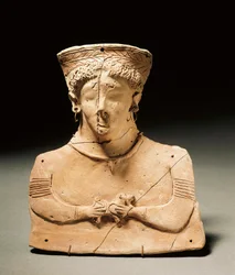 Arte fenicio: estatuilla de terracota que representa a la diosa Tanit, orejas y nariz perforadas. Siglos III-II a. C. Madrid, Museo Arqueológico Nacional