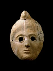 Arte fenicio: máscara de mujer de terracota. De Puerta de la Tierra. Siglos IV - III a.C. Cádiz, Museo de Cádiz, España