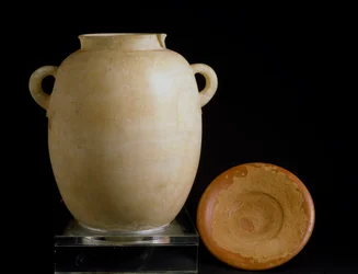 Civilización fenicia: urna de alabastro y plato de arcilla del sitio de Laurita. Siglo VII a.C. Museo Arqueológico, Granada, España