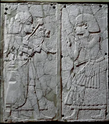 Civilización fenicia: adorno de cama decorado con un bajorrelieve de marfil que representa a un guardia presentando un león al rey