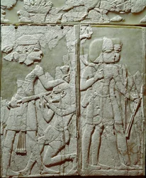 Civilización fenicia: adorno de cama con un bajo relieve de marfil que representa a un rey amenazando a un enemigo