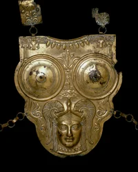 Civilización fenicia: casco de bronce dorado de Ksour-es-Saf. Siglo III-II a.C. Túnez, Museo del Bardo