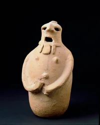 Civilización fenicia: estatuilla ovoide en terracota de Isla Plana (Ibiza). Siglo V a.C. Dim. 24,7 cm Ibiza, museo arqueológico