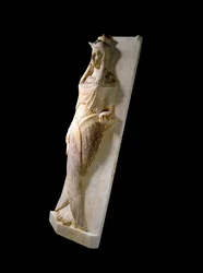Civilización fenicia: tapa de sarcófago en mármol tallado representando a una mujer (yacente). Siglo IV-III a.C. Cartagena, Museo España