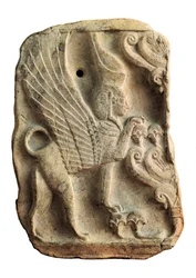 Pinax decorado con Esfinge con doble corona egipcia protegiendo el Árbol de la Vida, Necrópolis de Puig des Molins, Ibiza (España)