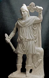 Civilización de los fenicios: divinidad mitraica sosteniendo una antorcha y un hacha doble. Siglo II o III d.C. Escultura de mármol. Dim. 87 cm. París, Museo del Louvre