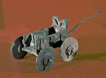 Civilización de los Fenicios: tanque votivo de bronce. 2530 a.C. París, Museo del Louvre