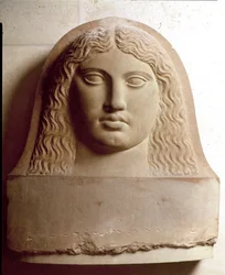 Civilización de los fenicios: cabeza de mujer tallada en un sarcófago fenicio. Siglo IV a.C. Relieve de mármol. Dim. 72 cm París, Museo del Louvre