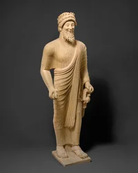 Estatua de piedra caliza de un hombre barbudo con ofrendas votivas, c.475-450 a.C.
