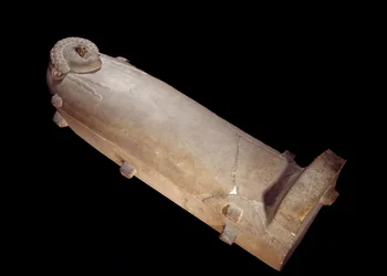 Fenicia: sarcófago con cabeza humana en mármol blanco de Trípoli, Líbano. París, Museo del Louvre