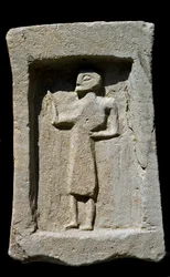 Arte fenicio: estela funeraria púnica en gres con relieve de personaje caminando. De las excavaciones de Mozia (Motya, Mozzia o Motia). Siglo VI a.C. Túnez, Museo del Bardo, Túnez