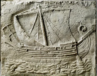 Arte fenicio: bajorrelieve de sarcófago representando un barco mercante. Del antiguo puerto de Sidón (Saidoon) en Líbano. París, Museo del Louvre